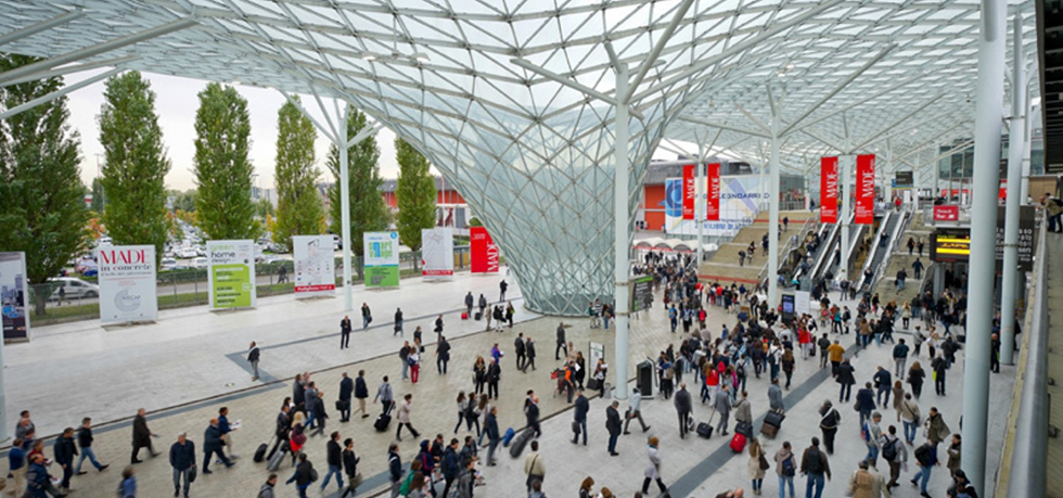 noleggio visori oculus top fiere ed eventi nel 2020 salone virtuale auto Oculus BMW tour virtuale Milano Previsioni VR per il 2019, realtà Milano realtà Visual Pro 360 artigiani della realtà virtuale esperti dal 2002 di produzione e post produzione. Ci concentriamo sulla fornitura di esperienze video e VR a 360 gradi di alta qualità. Il nostro team è composto da registi, ingegneri del software e ingegneri del suono dedicati a fornire le migliori soluzioni 360 immersive. Creiamo esperienze video 360 di alta qualità per i nostri clienti utilizzando i più recenti software e tecnologie, da Modena o Milano e Roma Lavorando nel campo della realtà virtuale sin dalle prime fasi, ancor prima del web come lo conosciamo oggi. Pronti da subito a consegnarvi un esperienza immersiva pronta  qualsiasi piattaforma, creando lettori HTML5, Android e iOS personalizzati che ti accompagnano ulteriormente nell'esperienza con qualsiasi dispositivo, inclusi tutti i principali visori per la realtà virtuale.virtuale Trieste Genove Milano virtual reality tesmec visualpro 360 produzione video VR 360 medicina VR Marketing for events | Visualpro 360, Milano. VR Storytelling - Produzione video 360° - Sviluppo app realtà virtuale - Cardboard personalizzati - Affitto e noleggio visori e hardware per realtà virtuale, noleggio vr oculus go game app , corona virus in fiera