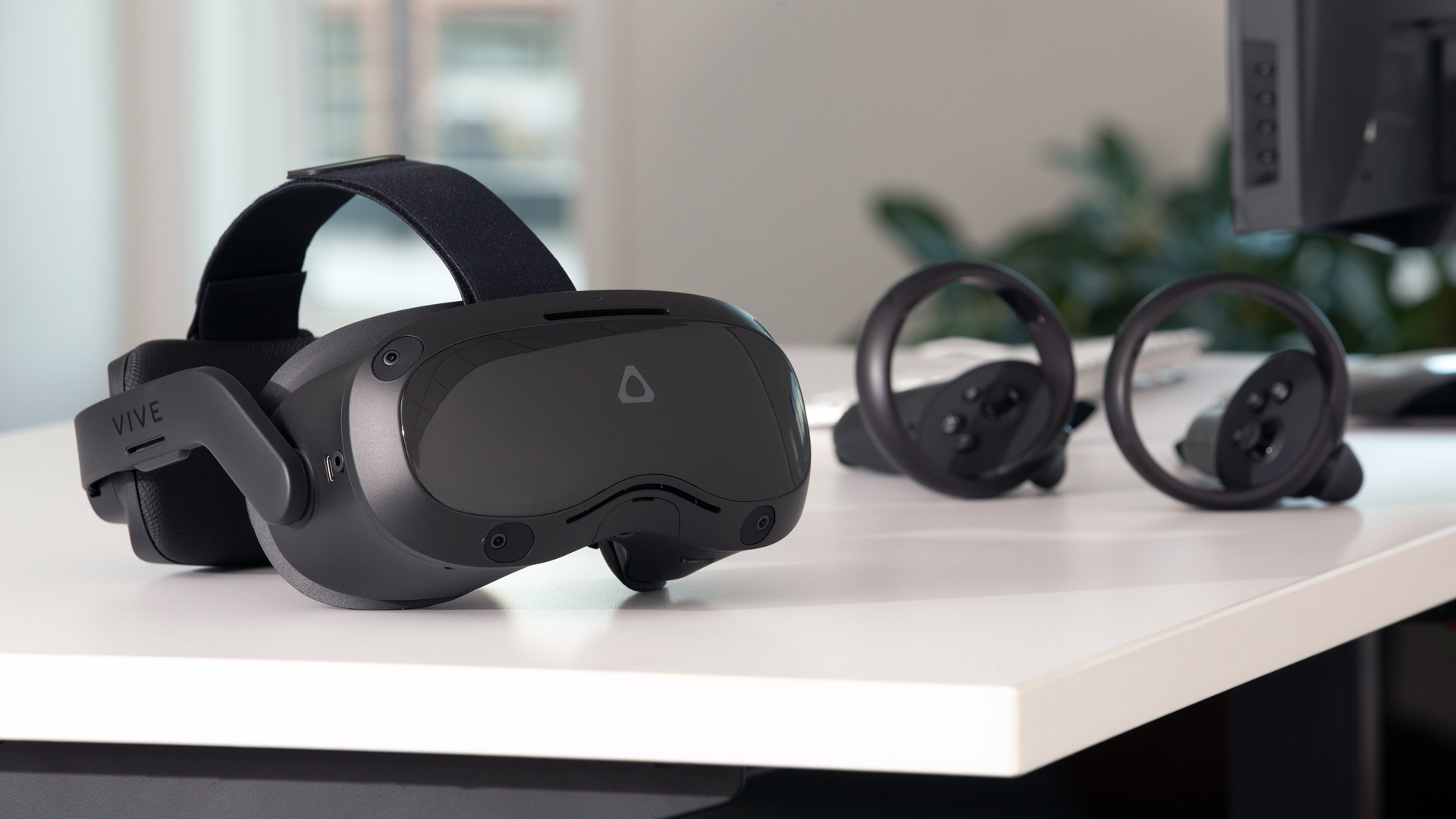 HTC VIVE Focus 3 da oggi a noleggio per aziende e istituzioni. Sono disponibili da oggi nel nostro catalogo i nuovissimi HTC VIVE  Focus 3, il nuovo punto di riferimento nei visori All in one ad uso professionale. HTC ha svelato l'ultima versione del suo ultimo visore all-in-one per la realtà virtuale (VR), il Vive Focus 3, che punta a raggiungere il delicato punto equilibrio tra accessibilità e prestazioni.