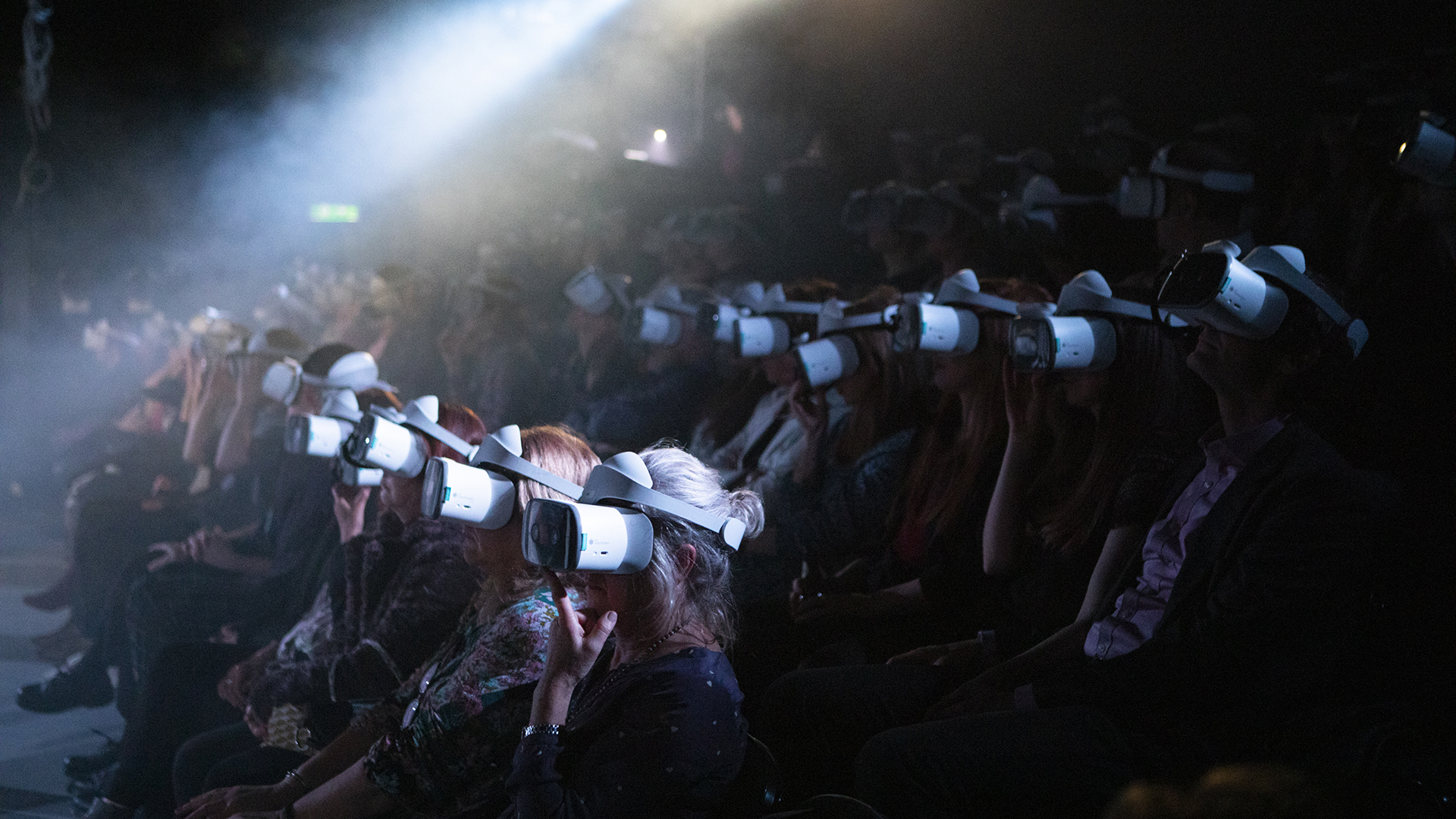 Cinema VR è la soluzione ideale per gestire in modo pratico e funzionale la visione (anche simultanea su più visori) di contenuti 360° su visori Oculus. Grazie a Cinema VR gli utenti dovranno semplicemente indossare i visori VR e sarà l'operatore, attraverso il dispositivo tablet, a gestire la visione dei contenuti. Ottimizzazione delle risorse ed esperienza utente ottimale, tutto questo è Cinema VR